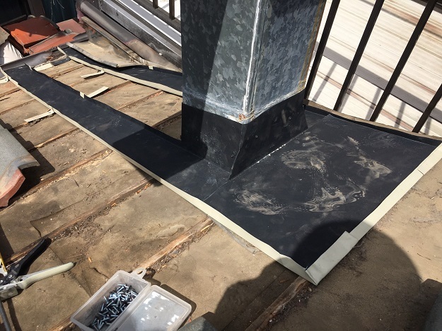 姫路市で煙突周りの捨て板金設置